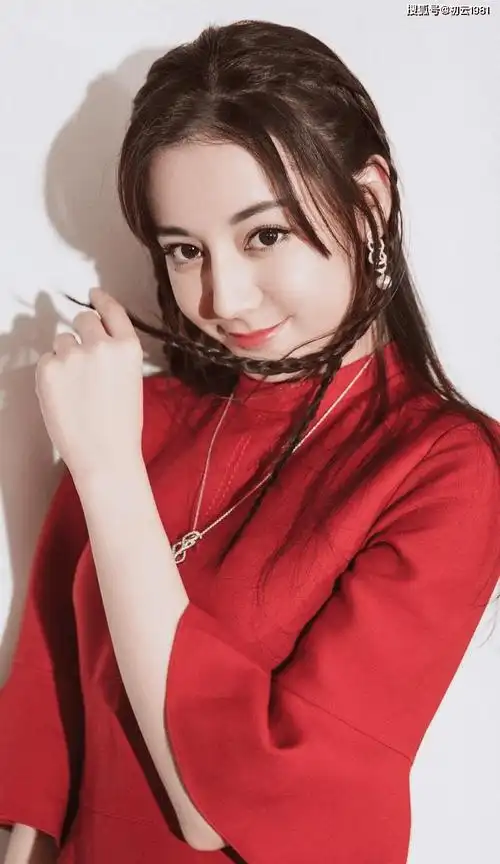 除了颜值,迪丽热巴的身材更是让人艳羡.