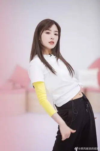 w.2020-06-22              #张含韵# 今天练习室练舞的姐姐营业了!