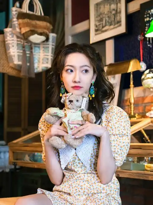 热播出圈的女主角,余玥因为和男主曹佑宁超强的cp感和独特个人风格圈