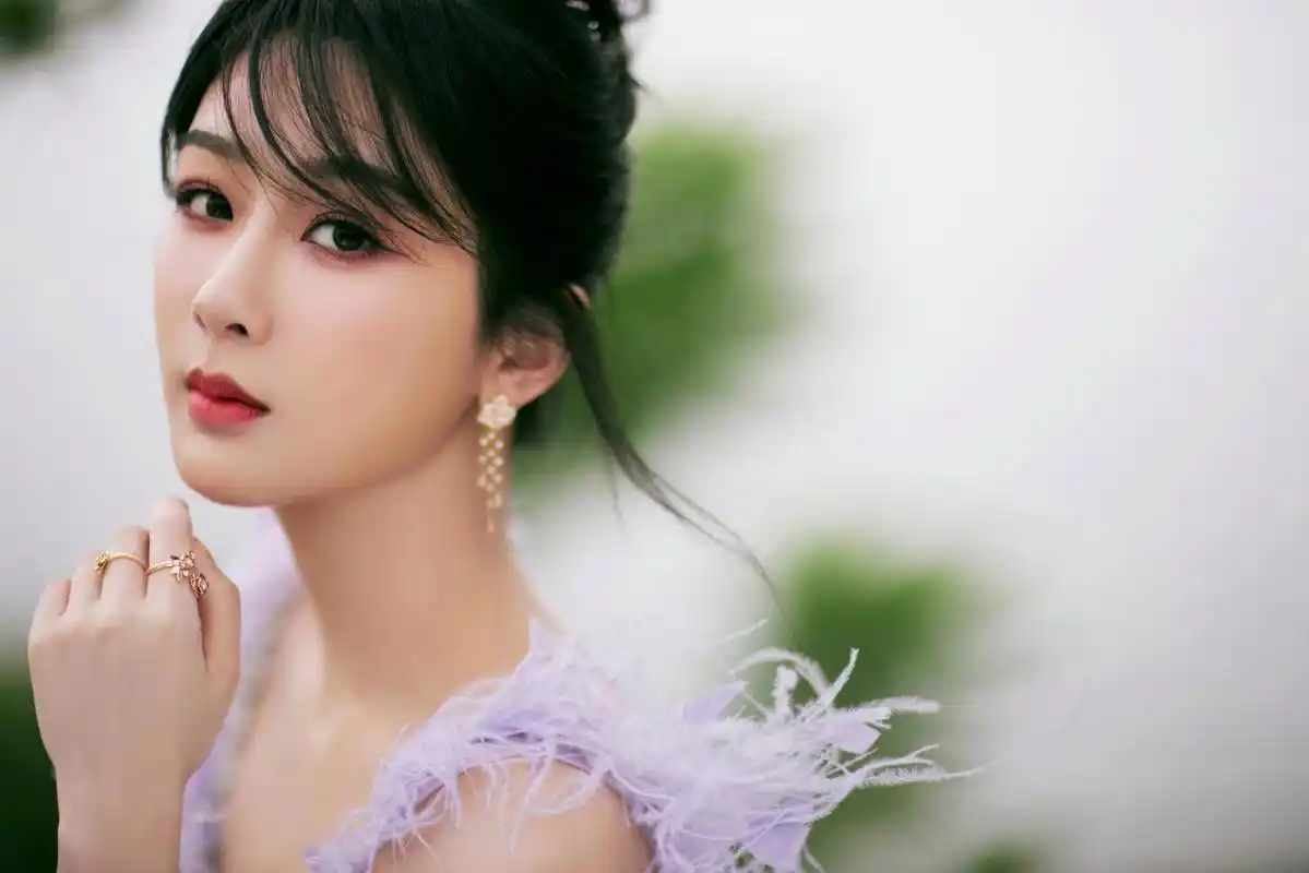 杨紫# 一袭橘黄色缀花抹胸礼裙,清纯唯美的容颜,白皙细嫩的肩颈线