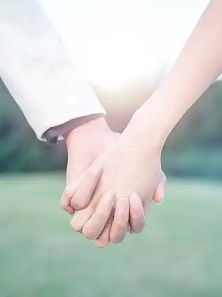 情 i>人 /i>节520情侣手势特写手牵手十指相扣