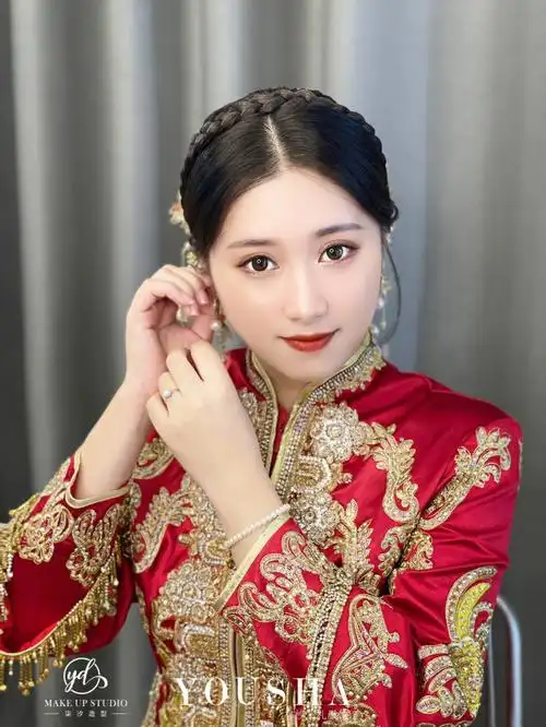 秀禾出门造型简单优雅低盘发