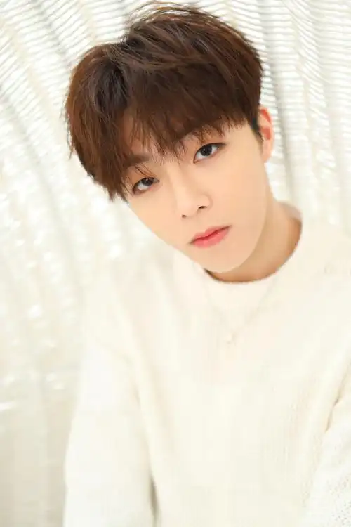 简介:陈立农纯白柔和帅气写真图片,分享一组陈立农图片给大家,图中的