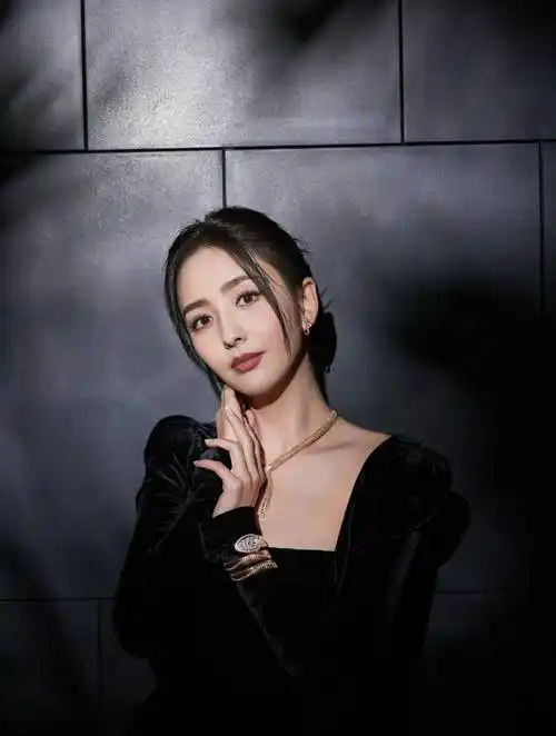 佟丽娅身穿黑色丝绒长裙写真,优雅迷人,魅力四射_照片_气质_连衣裙