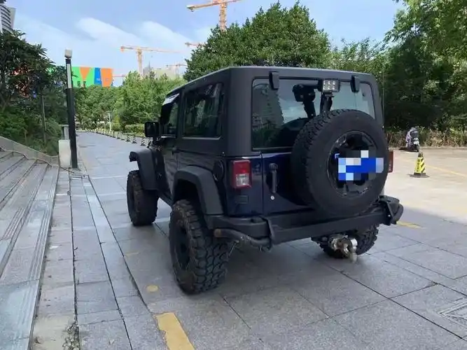 吉普牧马人 16.28万元 车型:越野车 车体颜色:蓝色 上 - 抖音