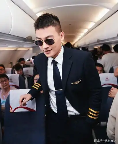 无论从演技还是唱歌我觉得可以说得上是唱跳型的实力歌手,他就是欧豪