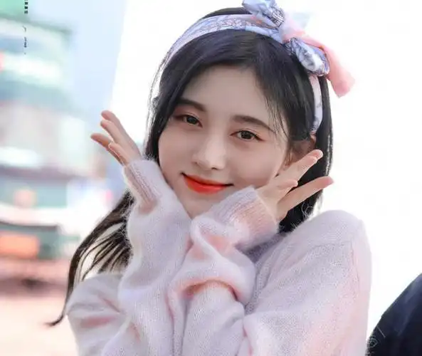 鞠婧祎在片场笑起来也是特别的甜美和可爱,看到这样的鞠婧祎,小编瞬间