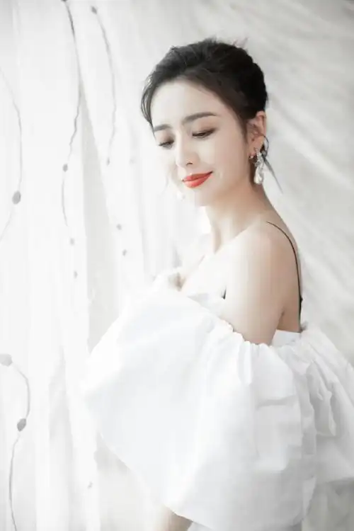 性感美女明星佟丽娅妩媚写真