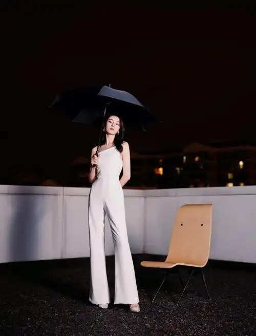 迪丽热巴出席活动,白色连体裤搭配高跟鞋,优雅又显气场!