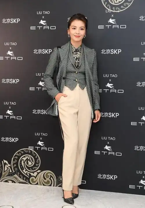 刘涛身上的这套搭配很难驾驭,而且也不是很日常的衣服.