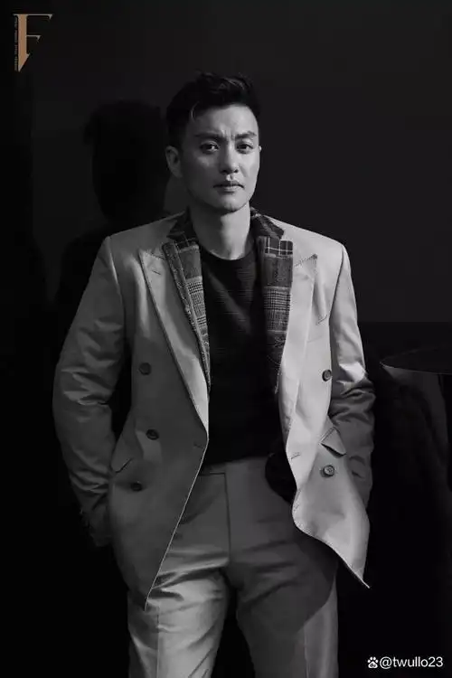 周一围18岁那年,他在北电高职班结识了一个来自广东的同学,名叫张颂文