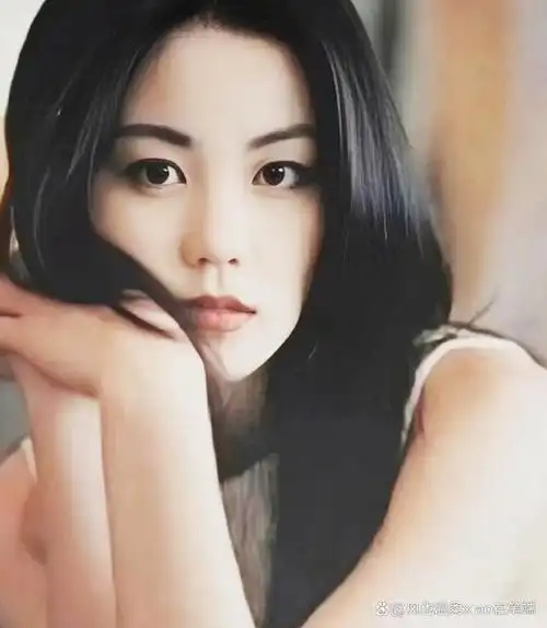 王菲年轻时和谢霆锋同框合影,她看着谢霆锋的眼神真的很深情啊!