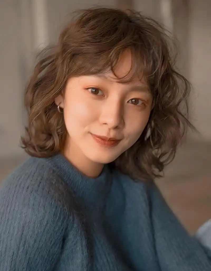 最近流行的"挂耳烫发"你知道吗?特别适合圆脸女生!优雅又减龄