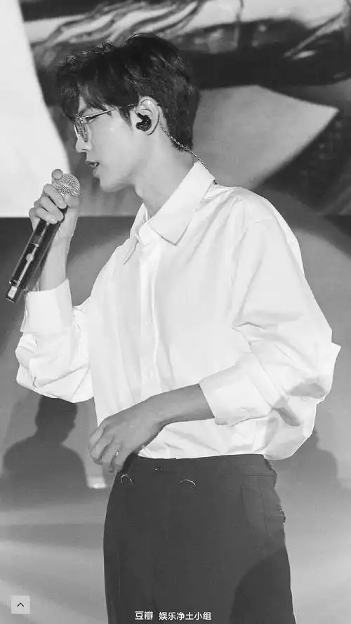 肖战的白衬衫还有眼镜太可了