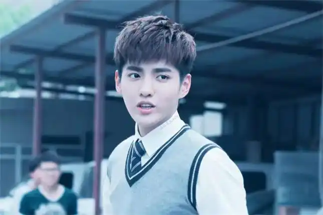 2005年,吴亦凡在广州市第七中学读初三,在这期间,他还担任篮球队队长