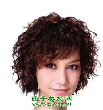 深咖啡色的偏分斜刘海短发烟花烫发型打造了之后,遮盖住耳朵的一款