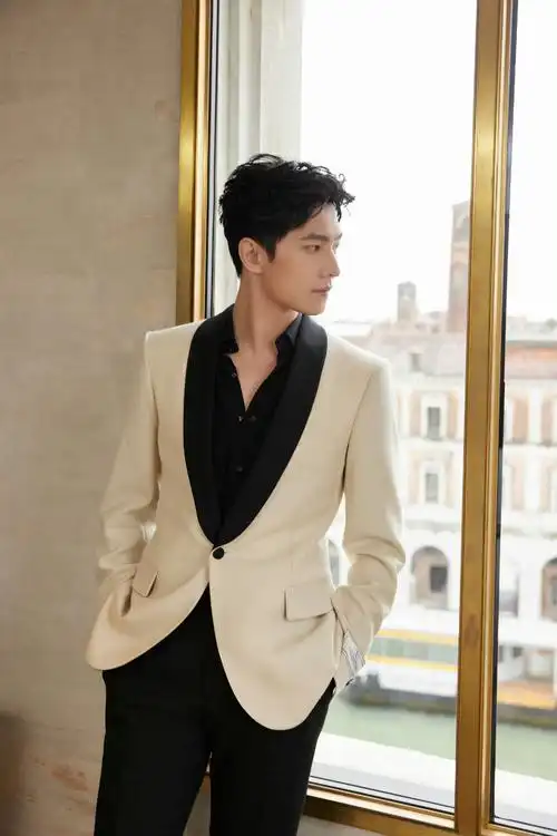 杨洋白西服撑伞大片,真的好贵气啊!