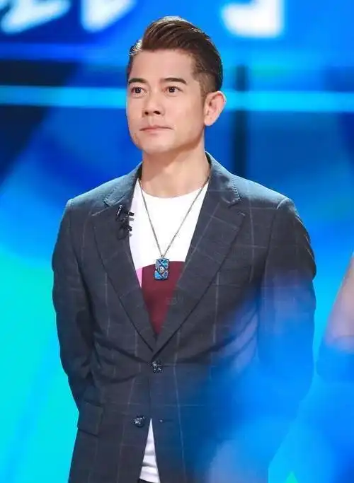 54岁郭富城不服老背头发型配西装变帅大叔男神颜值不输小鲜肉