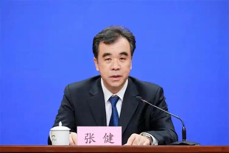 首先,请市审计局党组书记,局长张健作主题发布.