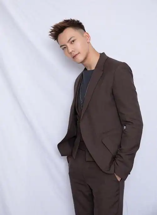 陈伟霆终于换对发型搭配大衣气场强寸头果然是检验帅哥的标准