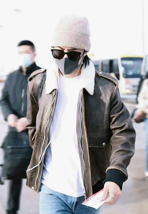 肖战皮衣机场路透##肖战棕色皮衣造型