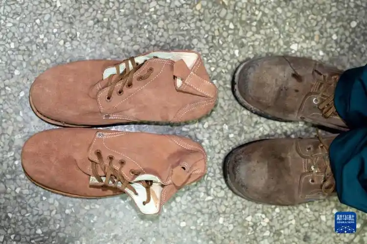 这是2021年2月27日拍摄的劳保鞋对比图:左为全新的鞋,右为柴闪闪穿旧