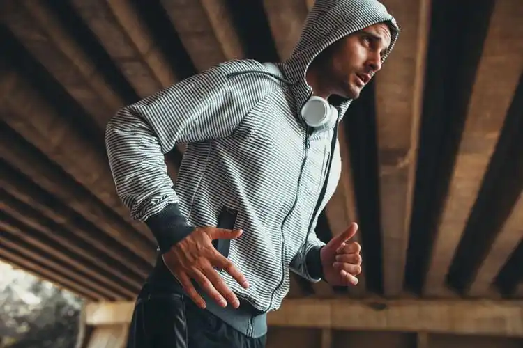 运动中的男人图片