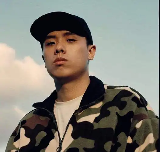 疑似"活死人"说唱厂牌法老恋情曝光!