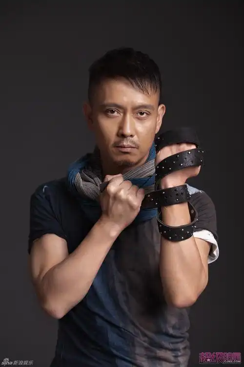 超级明星娱乐讯 金马影帝谢君豪近日曝光了一组全新的写真大片.