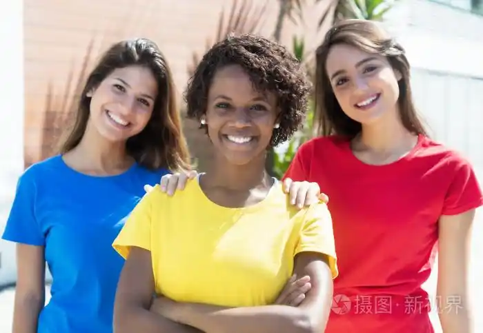 三个美国黑人和白人女朋友在五彩石