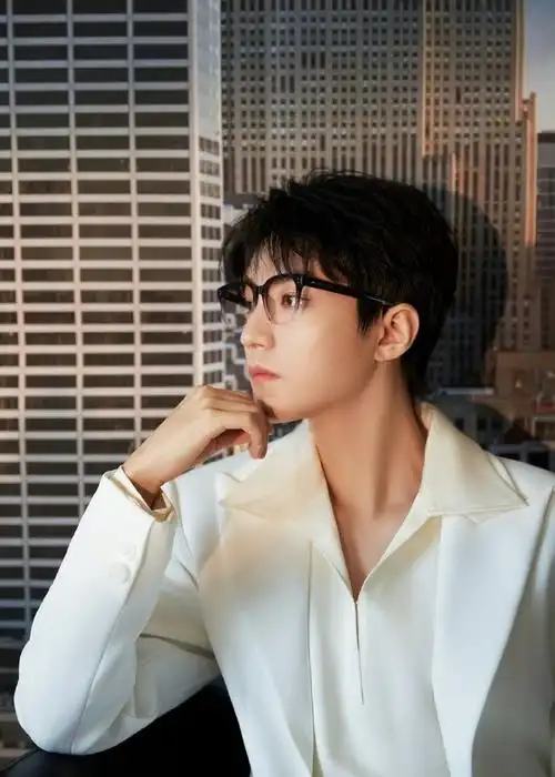 白色深v西装矜贵优雅帅气  一会直播见#王俊凯武汉