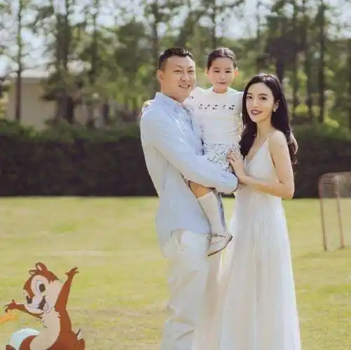 她是王励勤前女友,分手后3年内嫁2富豪,现已生娃