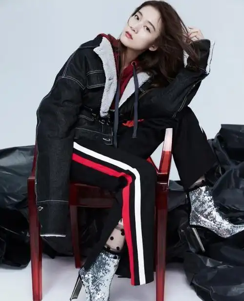 虎牙妹妹张雪迎最新时尚大片曝光单边眼镜造型古灵精怪
