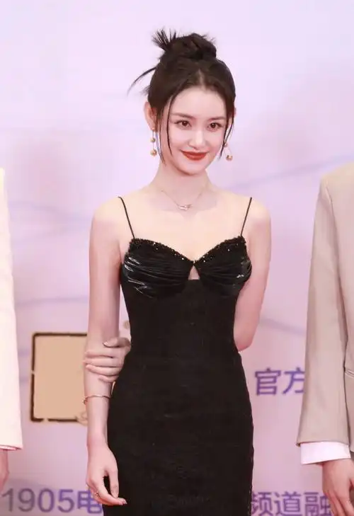 蒋依依红毯拍照把裙尾扯掉了_热搜新闻