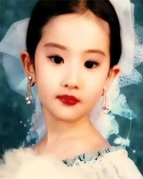 刘亦菲15岁快本旧照曝光,网友惊呼:这才是真正的"初代颜值"吧