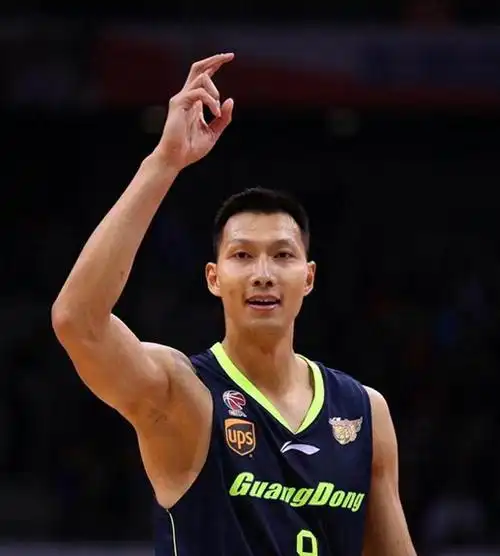 身价40亿,后背有纹身,年近50仍维持身材|吴迪|姚明|王治郅|中国女排