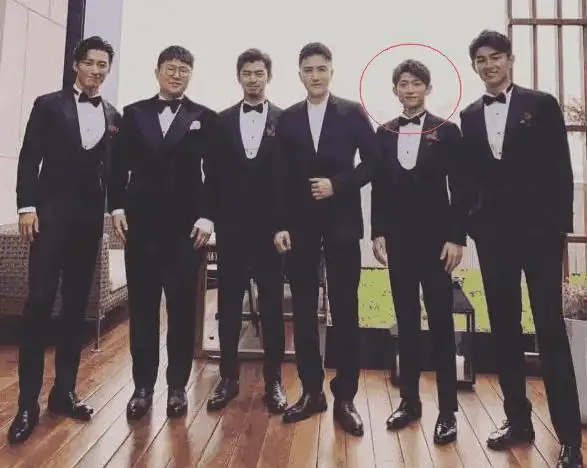 冯小刚携妻子参加婚礼张一山身高成亮点网友真有176吗