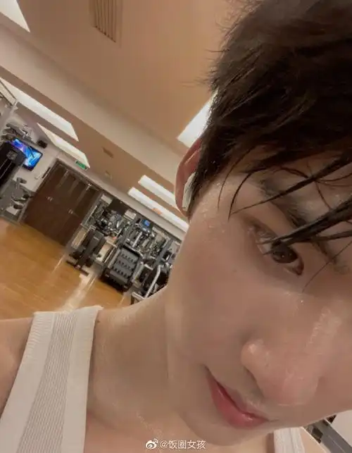 周柯宇湿发健身照