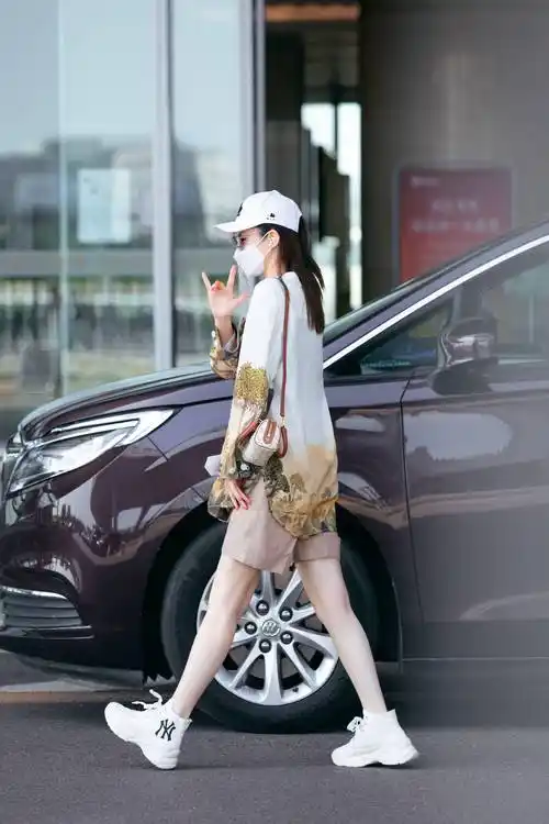 戚薇又出来炸街了,绿色运动上衣配浅色牛仔长裤,身材是真的好