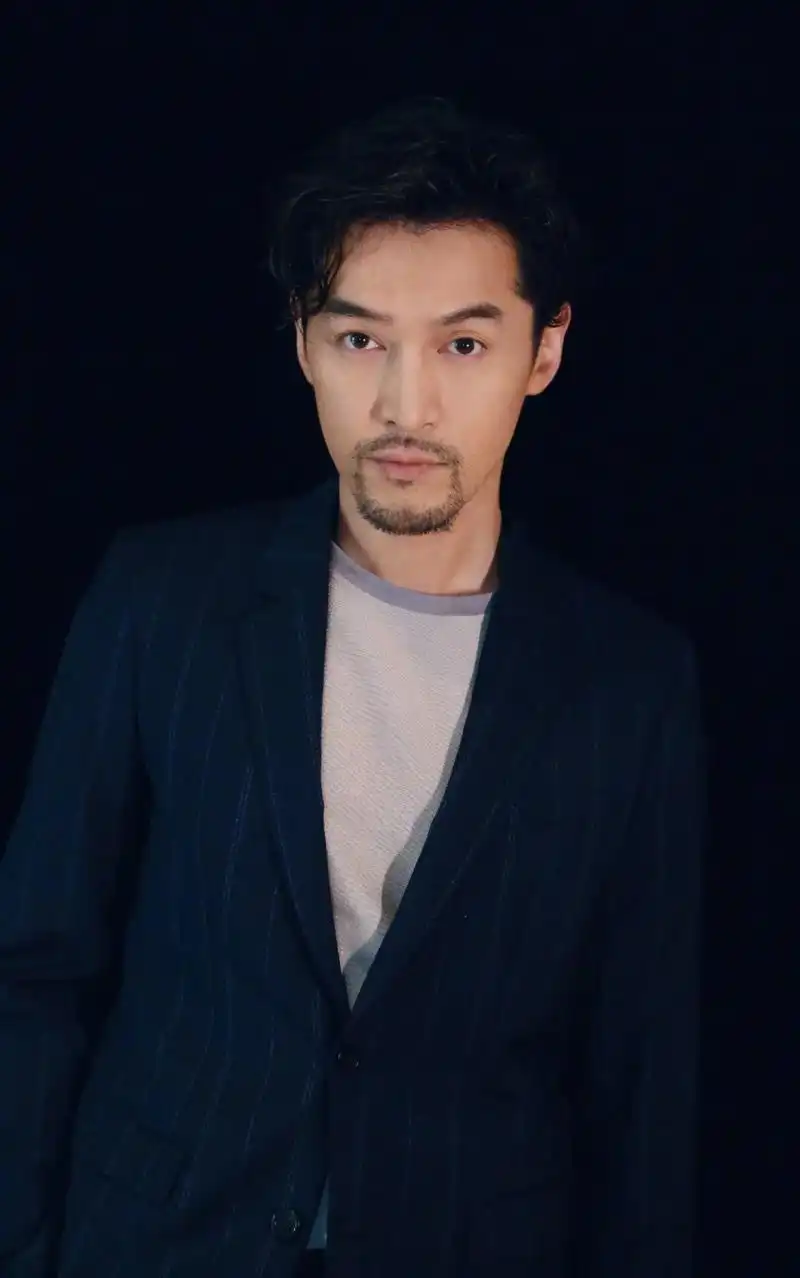 胡歌午夜发博想退圈五年,粉丝劝说他不要放弃表演 胡歌发微博暗示未来