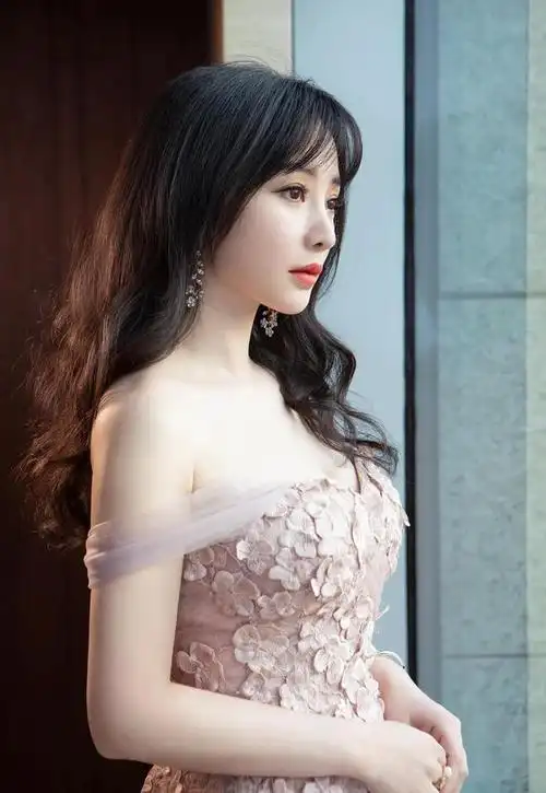 性感妩媚时尚前卫身姿曼妙的柳岩美丽动人的写真照