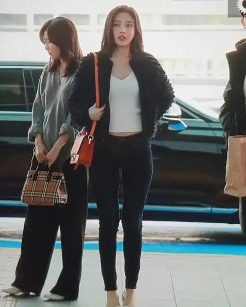 裴珠泫姐姐每一天都用美貌在营业呀,黑色上衣搭配蓝色牛仔裤,是简约但