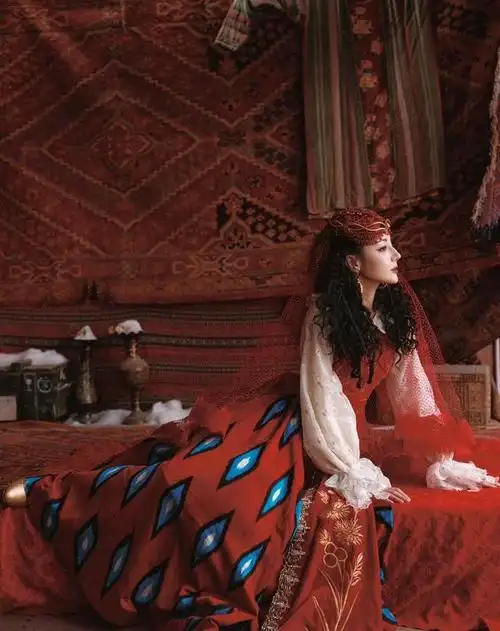 迪丽热巴美疯了!惊艳喀什分会场,新疆舞蹈婀娜多姿韵味十足