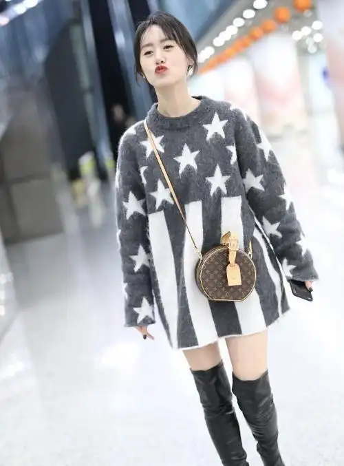 袁冰妍穿遮胯毛衣走机场一双黑色长筒靴显腿长年轻真好