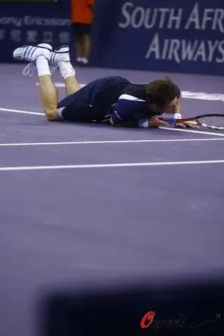 图文大师杯次日罗迪克vs穆雷穆雷这个动作很尴尬