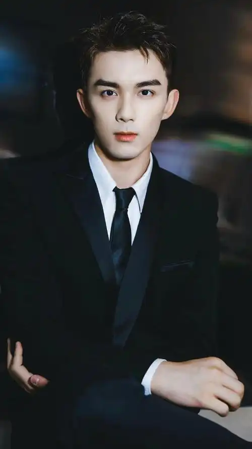 吴磊高清西装图片:三石弟弟长大了