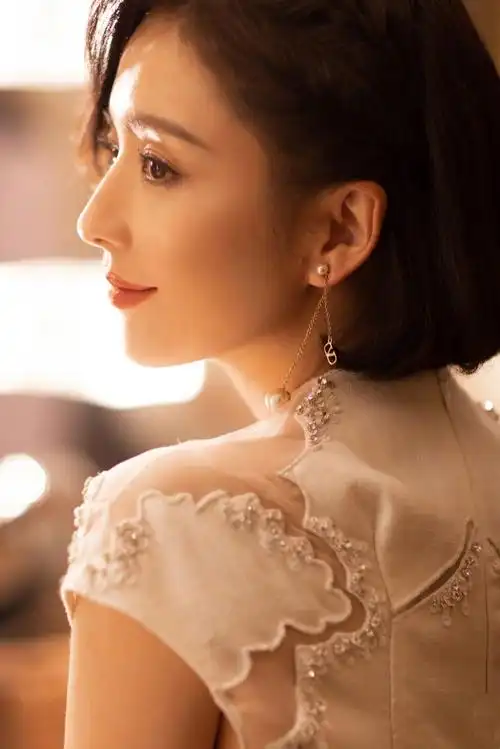 单身的佟丽娅美得更气质了,穿深v白裙身材惹眼,优雅又迷人