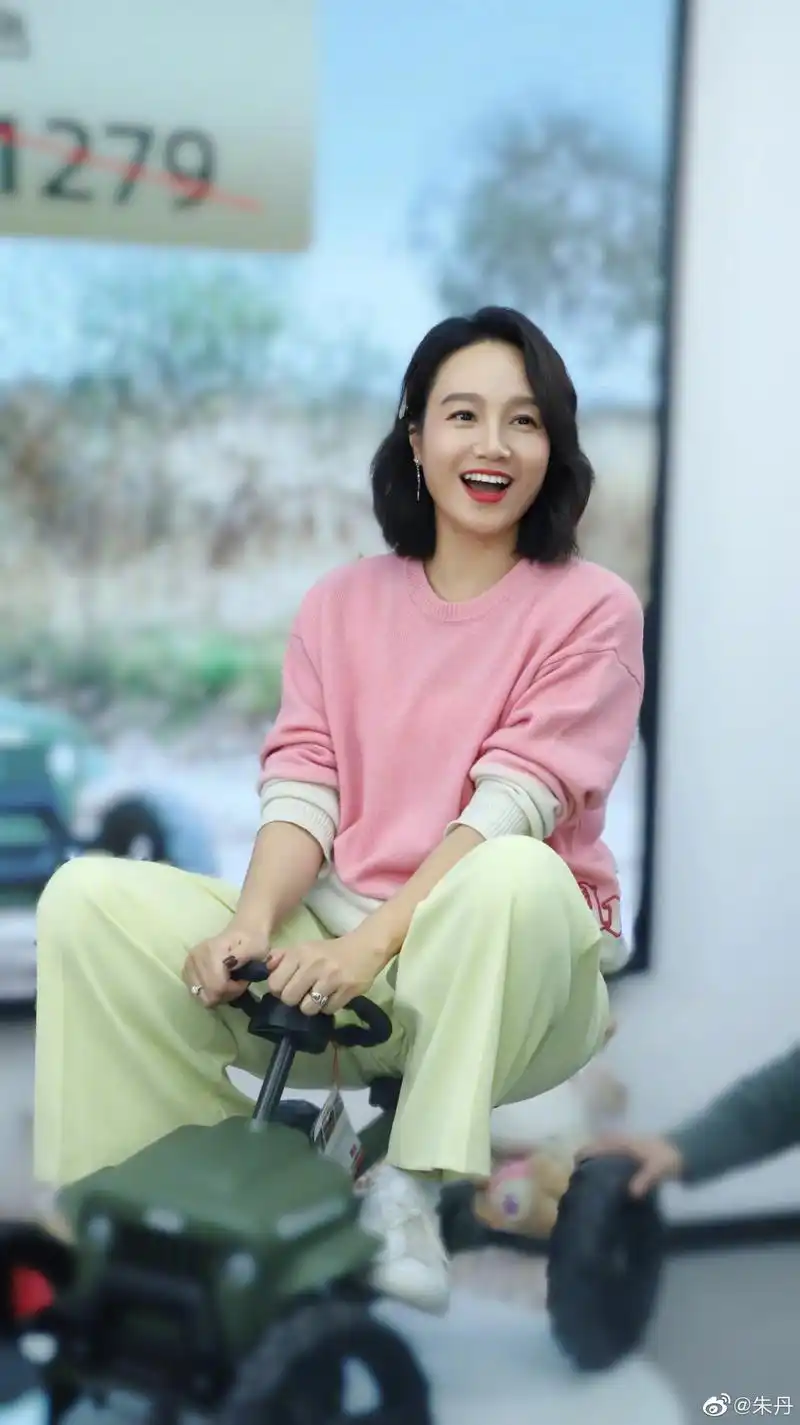 朱丹经典笑容魅力十足,但网友却不肯放过她犯的错误