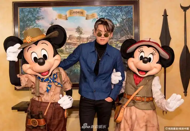 article>吴亦凡变小迷弟合影钢铁侠 疯狂集邮漫威英雄 /article>