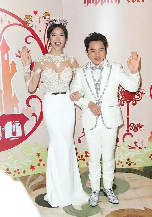 王祖蓝的老婆身材原来这么好穿着这么清凉的裙子也感觉不低俗